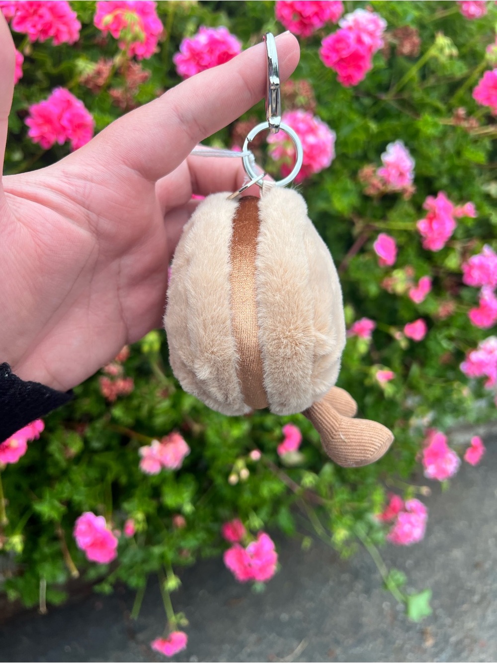 BROWN MACAROON PLUSH KEYCHAIN - Picture 4 of 5